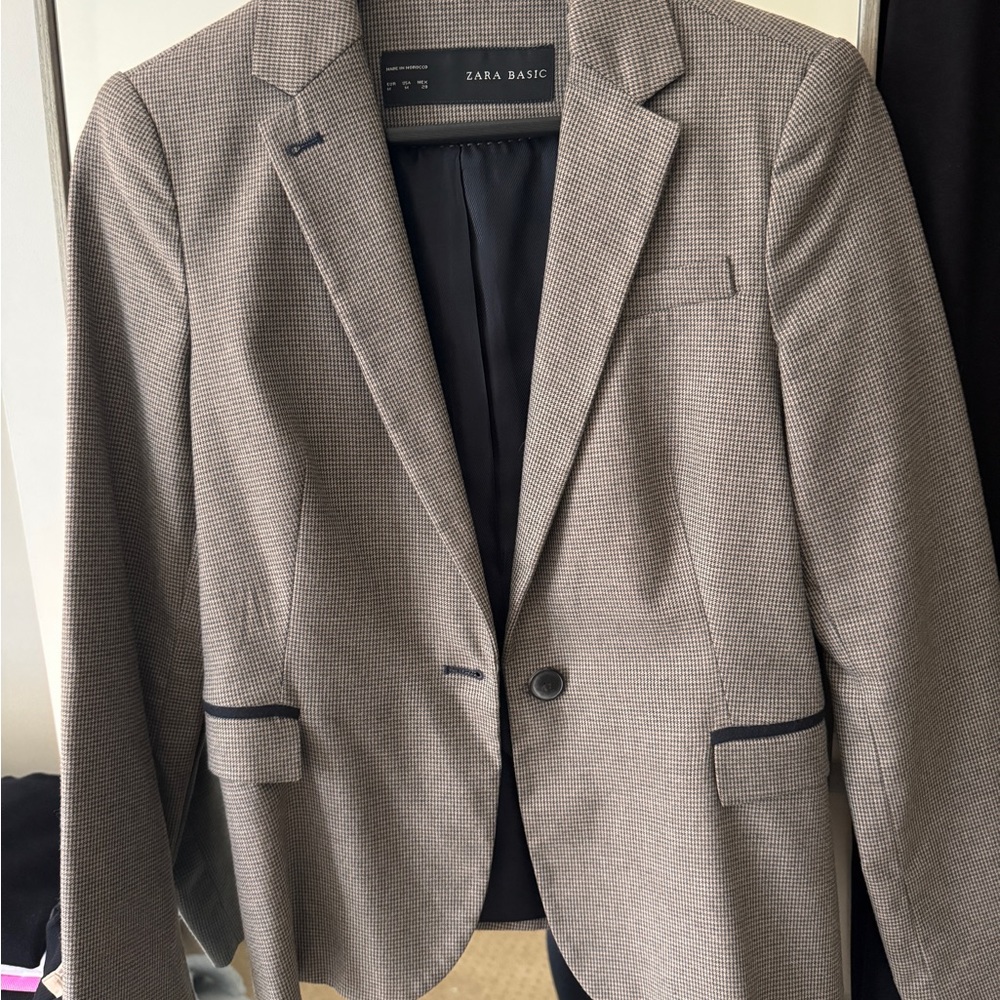 Zara Women’s Beige Mini Houndstooth Blazer.